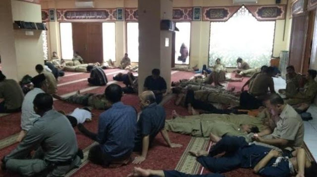 Duduk di Masjid Sambil Selonjoran ke Arah Kiblat, Haram?