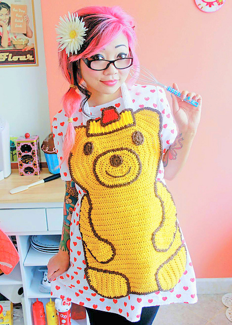 Honey Bear Apron crochet pattern