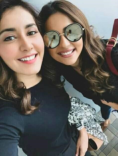 Rakul+Preet+with+Cute+and+Lovely+Smile+w