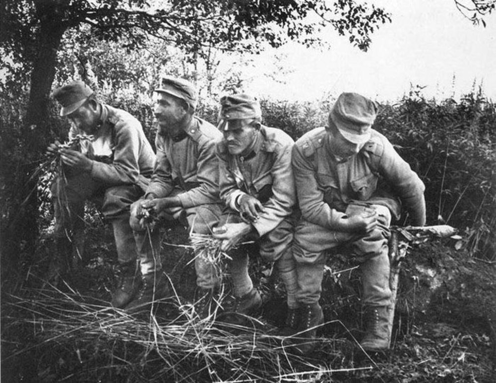 20 Candid Vintage Photographs That Show German Soldiers Using Latrines