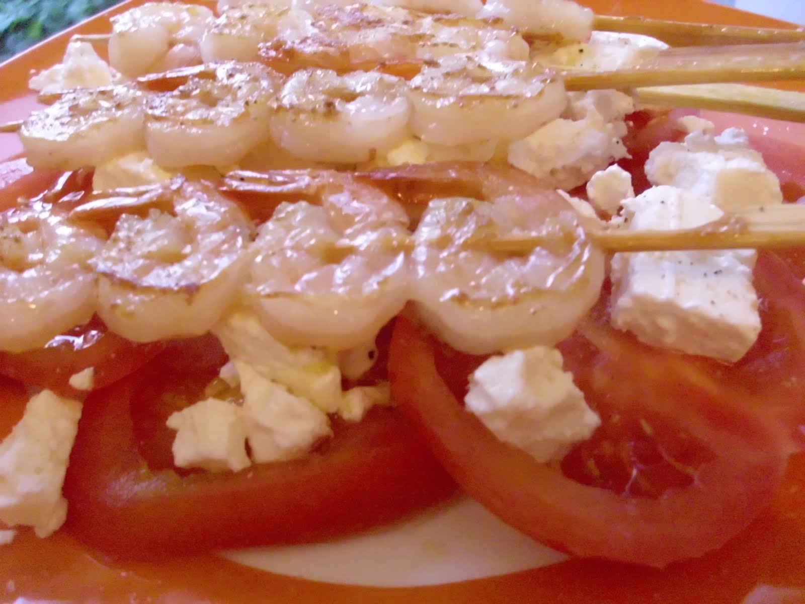 Gina´s Welt: [Rezept] Scampi-Spieße auf Tomaten-Schafskäse Salat