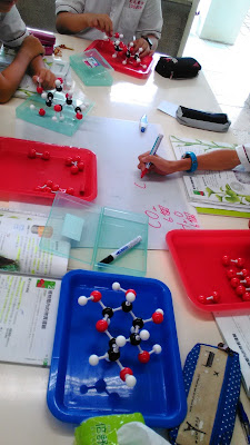 分子模型を調べる小学生。 ヒーロー画像/ゲッティイメージズ