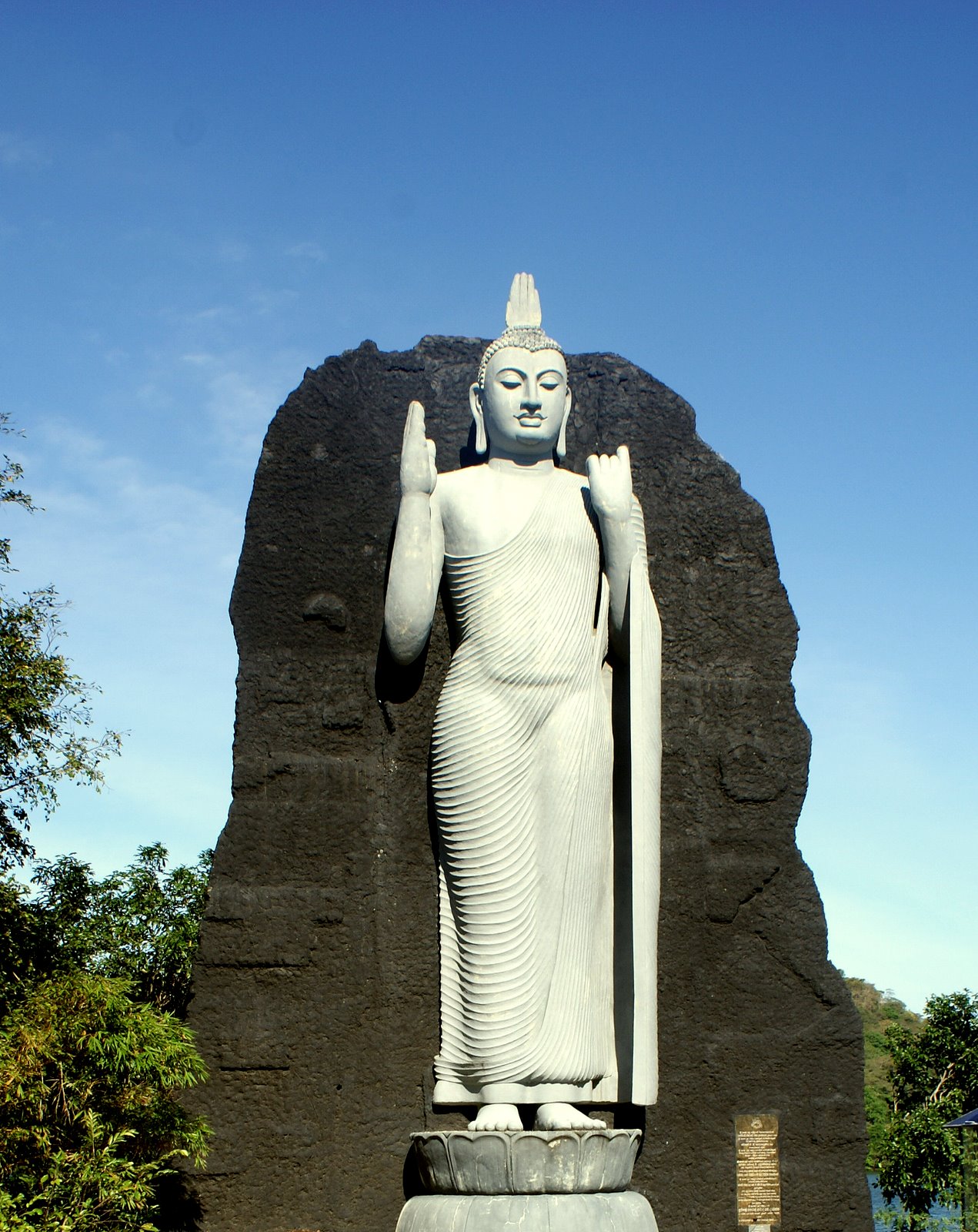 DiscoverSriLanka religion.statues