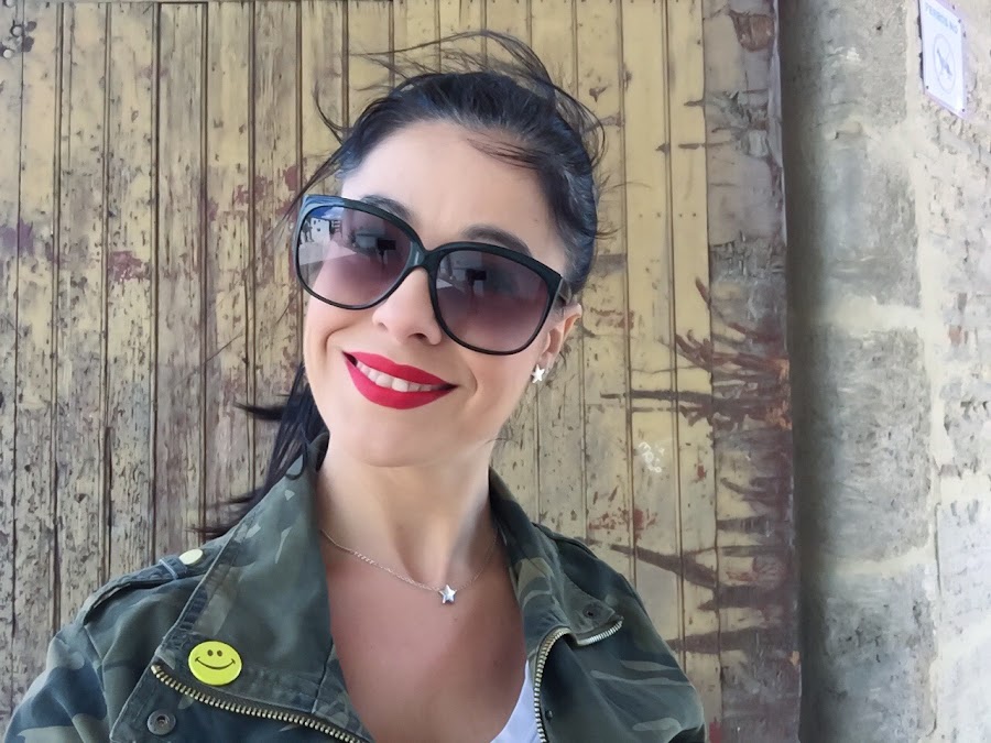 LOOK PRIMAVERA outfit Chaqueta camuflaje, jeans retro, capazo de mimbre con pompones y sandalias con flores