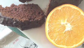 Trozo de bundt cake con naranja
