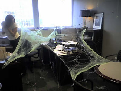 17 Contoh Bercanda di Kantor yang Keterlaluan, Dijamin NGAKAK!