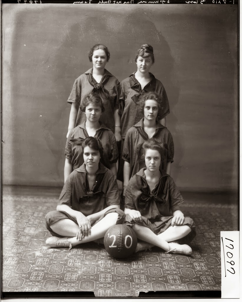 Interesting Vintage Portrait Photos Of American Women s Basketball interesting-vintage-portrait-photos-of-american-women-s-basketball