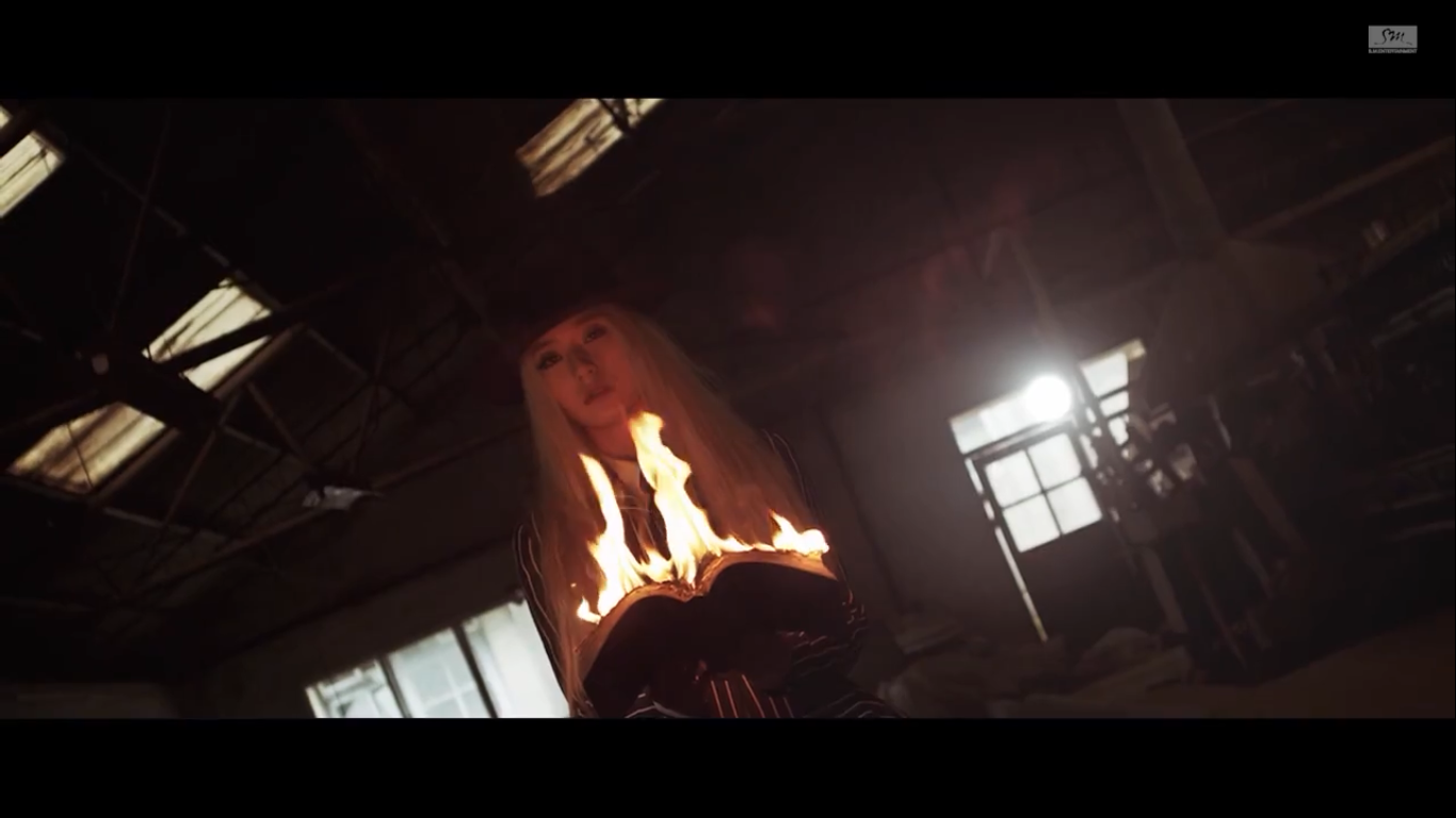 dynamic me Today's MV f(x) Red Light