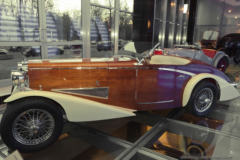 TECH HEIGHT A collection of vintage cars in Autoville