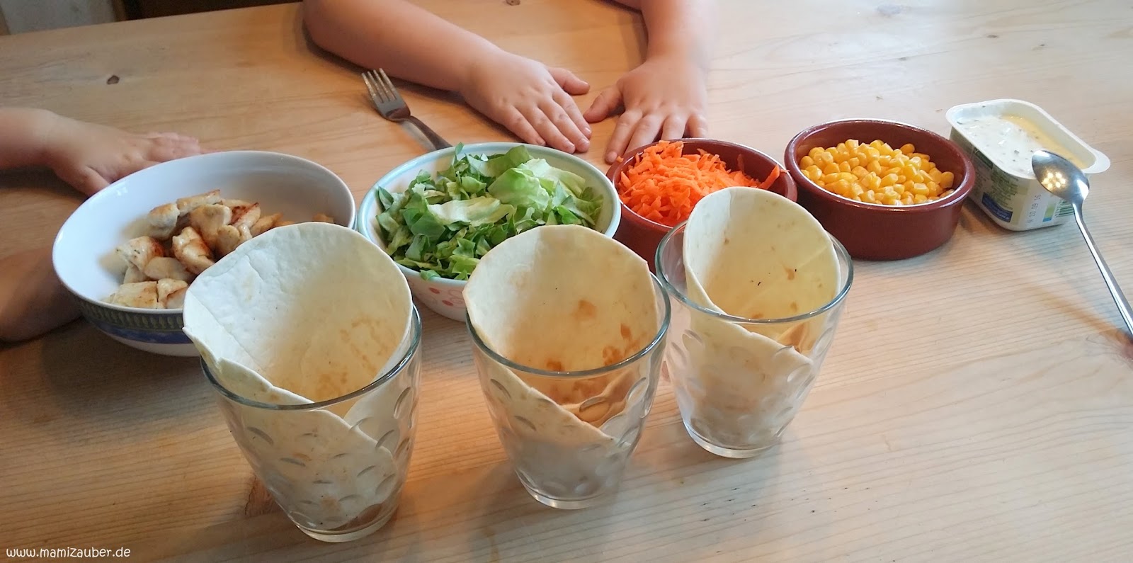 Gesunde Tortilla Wraps für Kinder Es macht Spaß mit den Händen zu