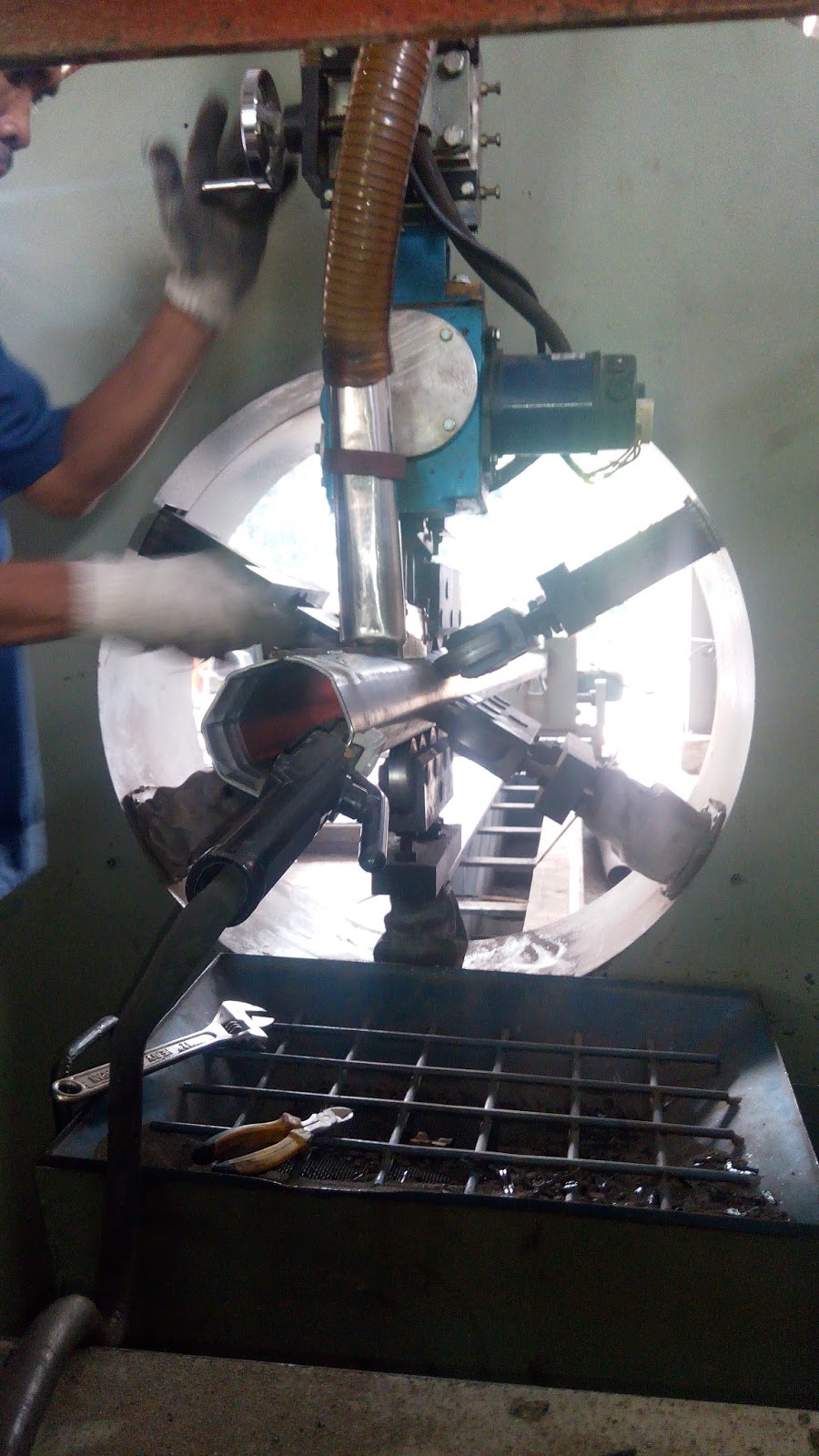 Pabrik Jual Tiang Lampu Sorot Lapangan Bola, Tiang Lampu High Mast