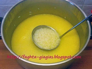 Κότα με ρύζι σούπα αυγοκοφτή - από «Τα φαγητά της γιαγιάς»