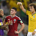 David Luiz consuela a James Rodríguez al final del Brasil-Colombia