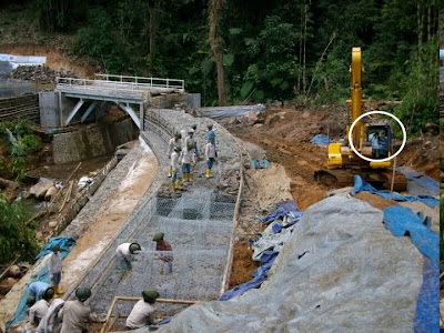 ... proyek pembangunan jembatan wah serem juga ni seper