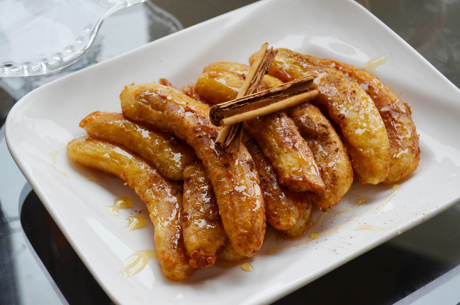 fun FOODIE fun: Plátano frito con miel/Honey banana fritters.