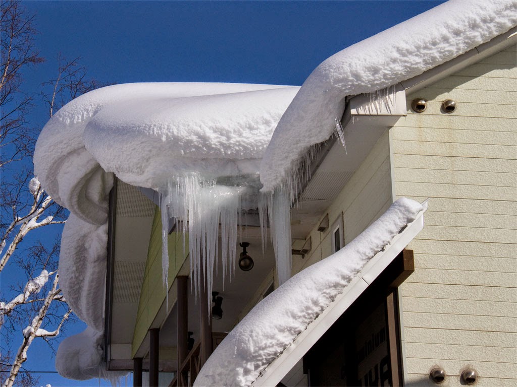 Снег с крыши на голову. Снег на крыше. Снежная шапка на крыше. Снежный навес. Сдерживатель снега на крышах.
