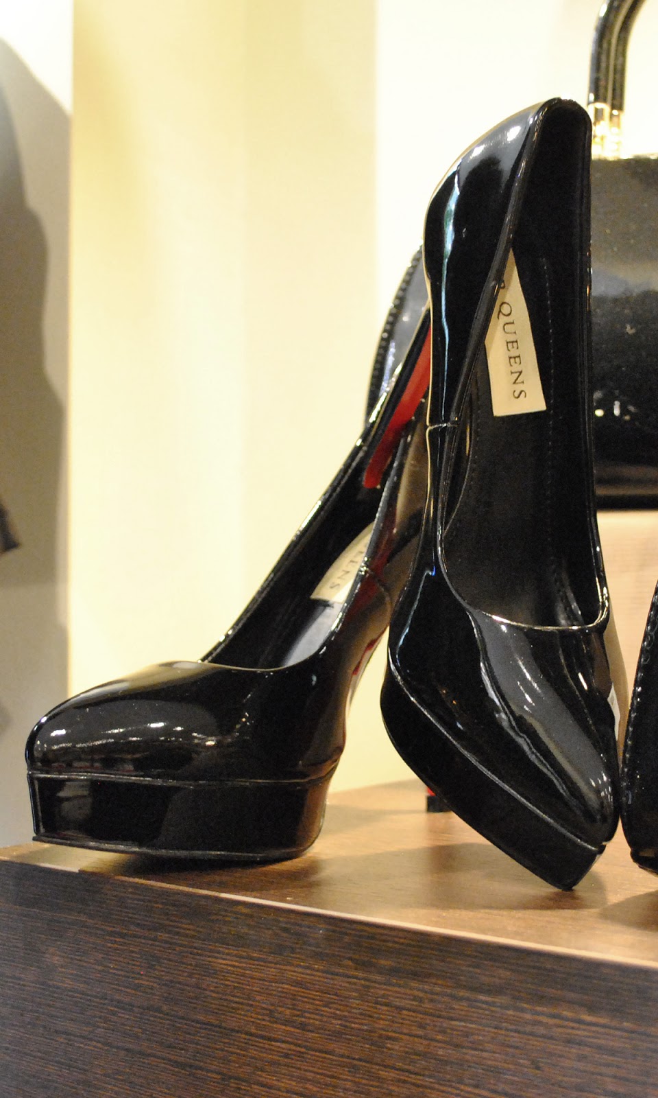 Coloco mi desastre con mi ropa. Top Queens Salamanca.