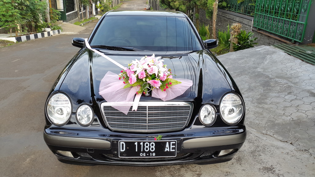 Contoh Rangkaian Bunga Mobil Pengantin Jenis Sedan Bunga