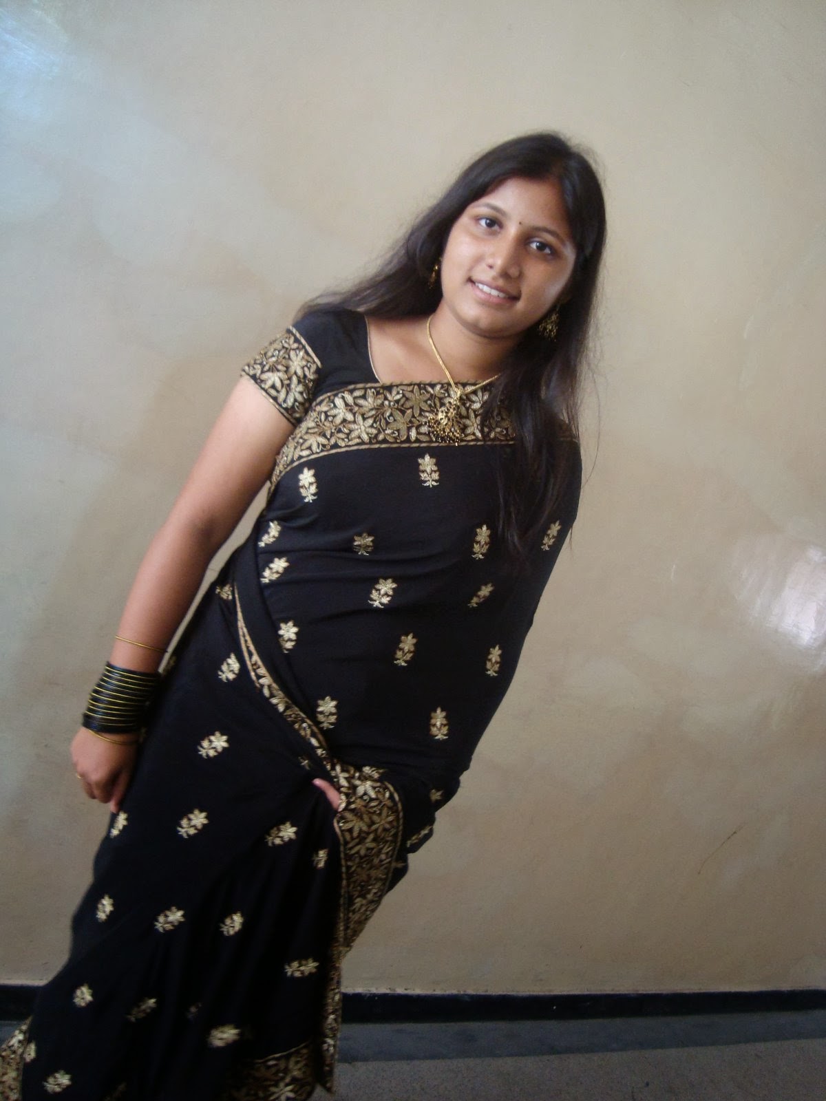 31 Indian Housewifes And Girls In Saree Pictures Gallery -6759