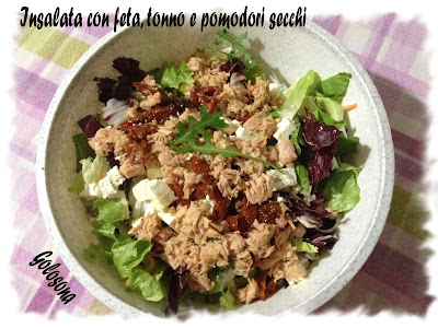 insalata con feta, tonno e pomodori secchi