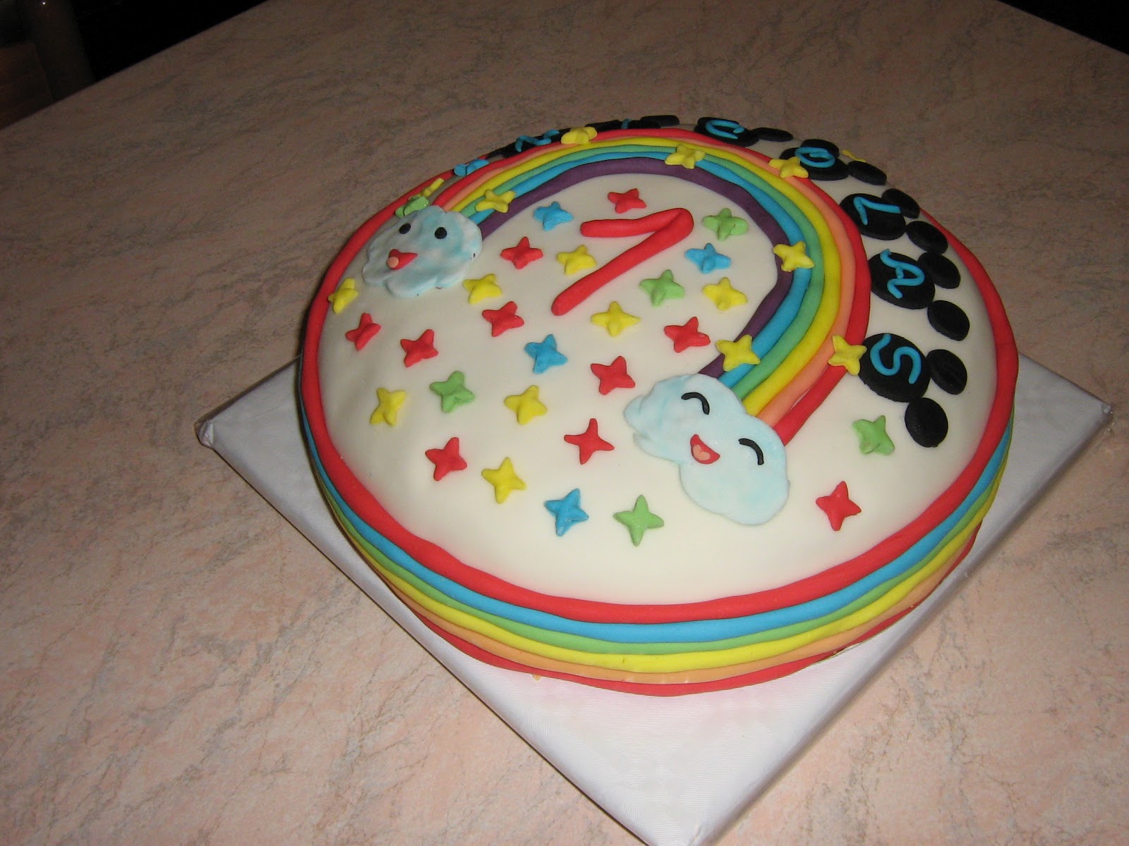 torta con disegno arcobaleno