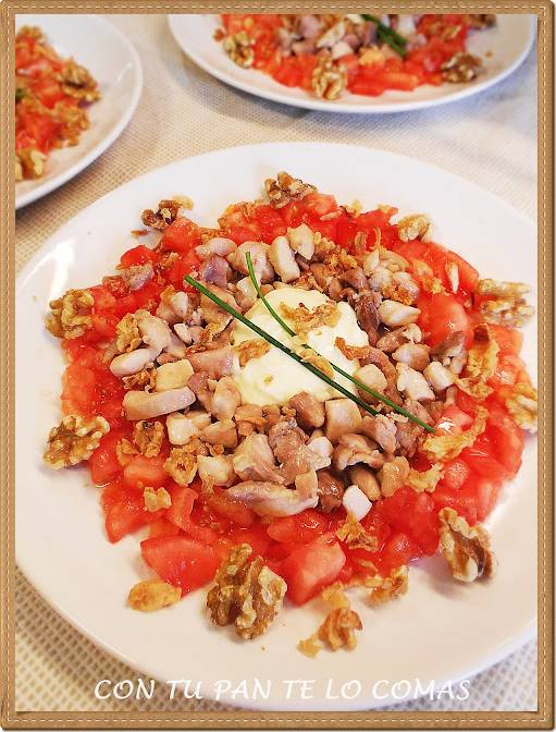 ensalada de pollo con nueces y tomates