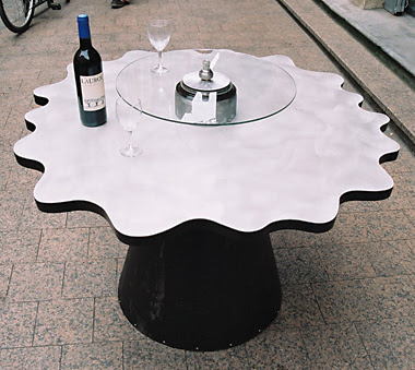 Reciclaje y ahorro hogar con una mesa hecha con un tubo de ventilación