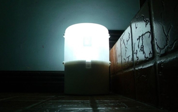 燈泡免接電 靠一杯水和兩匙鹽閃閃發光