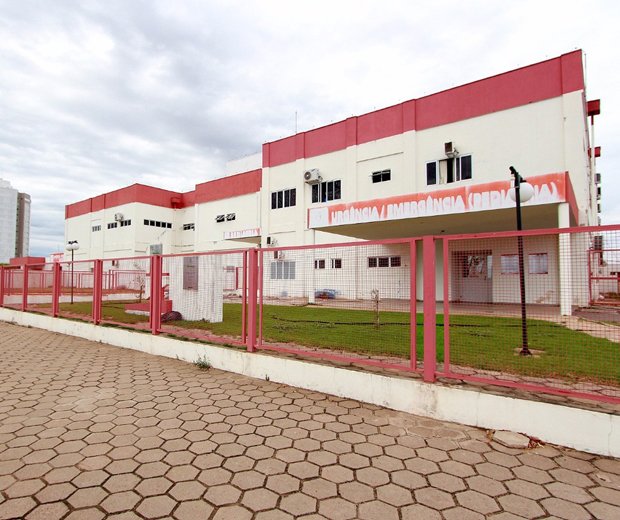 Mãe flagra homem nu com filha de 5 anos na cama, o espanca com cano de PVC e é presa