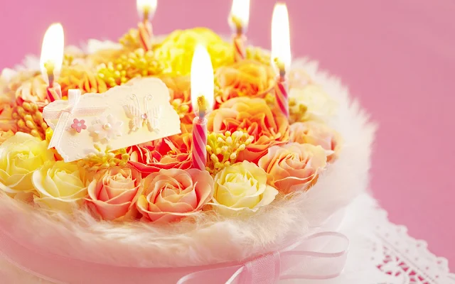 foto verjaardagstaart met brandende kaarsen