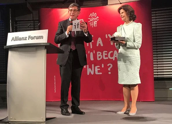 Queen Silviareceived the Theodor Wanner Award at the Allianz Forum in Berlin. Minister Sigmar Gabriel and Ronald Graetz