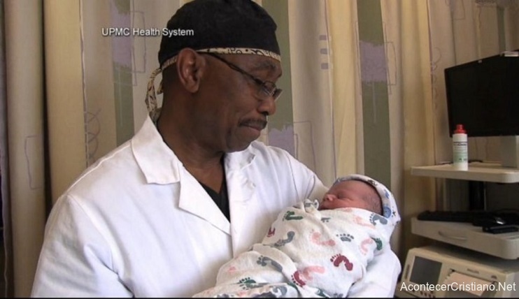Médico canta por bebé recién nacido