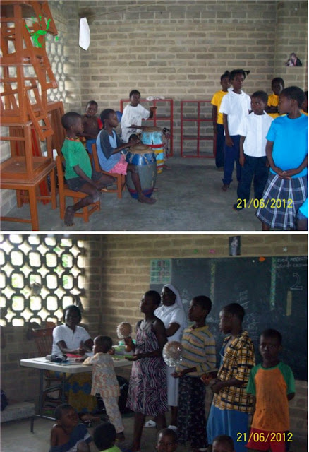 Bambini cantano e suonano nella missione in Togo, Africa