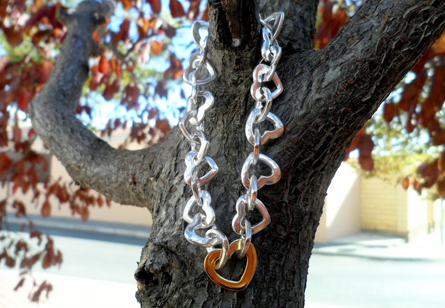 Sorteo de pulsera compuesta por 26 corazones de plata y 1 dorado