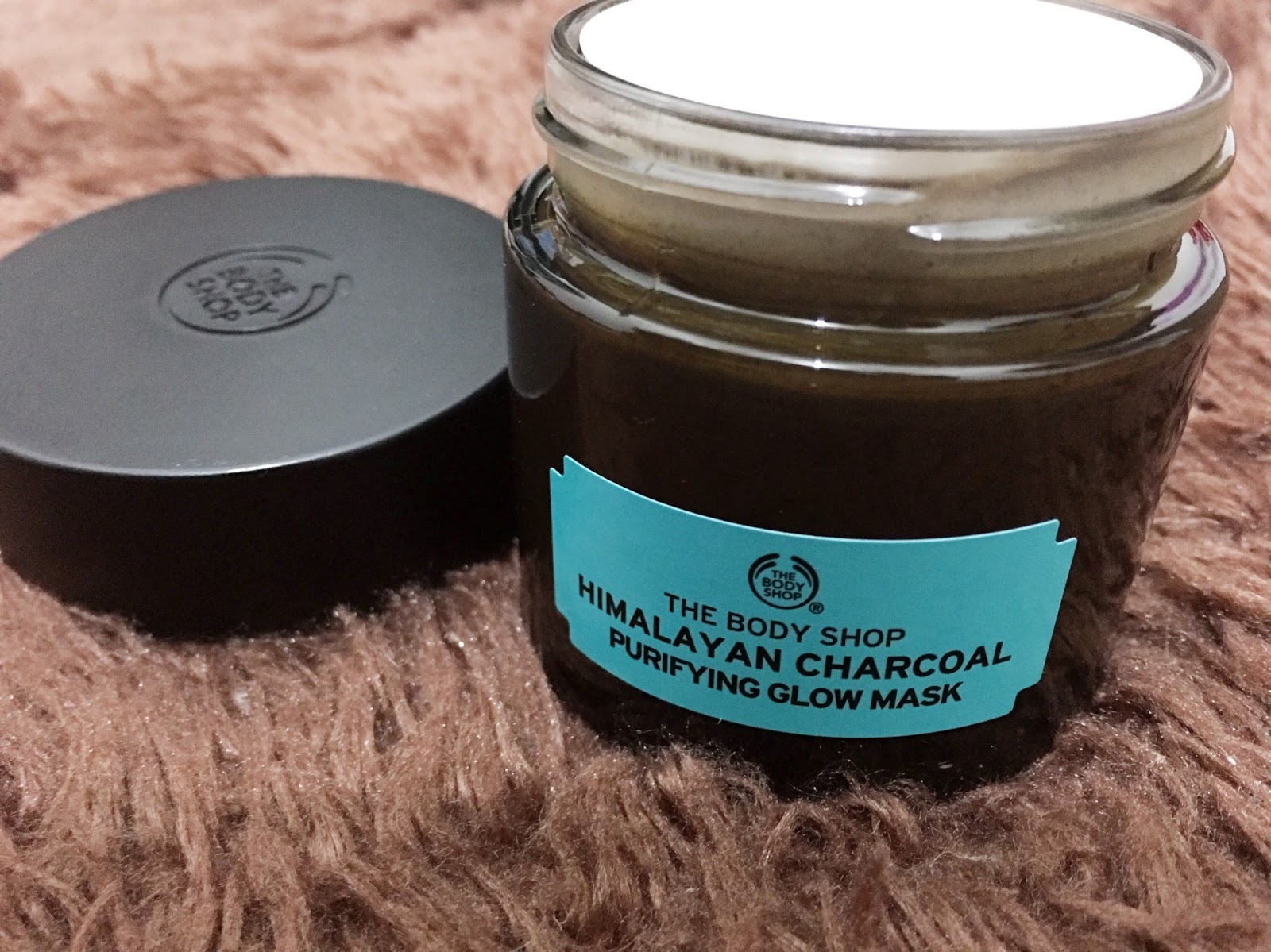 Download Review The Body Shop Himalayan Charcoal Purifying Glow Mask PSD Mockup Templates