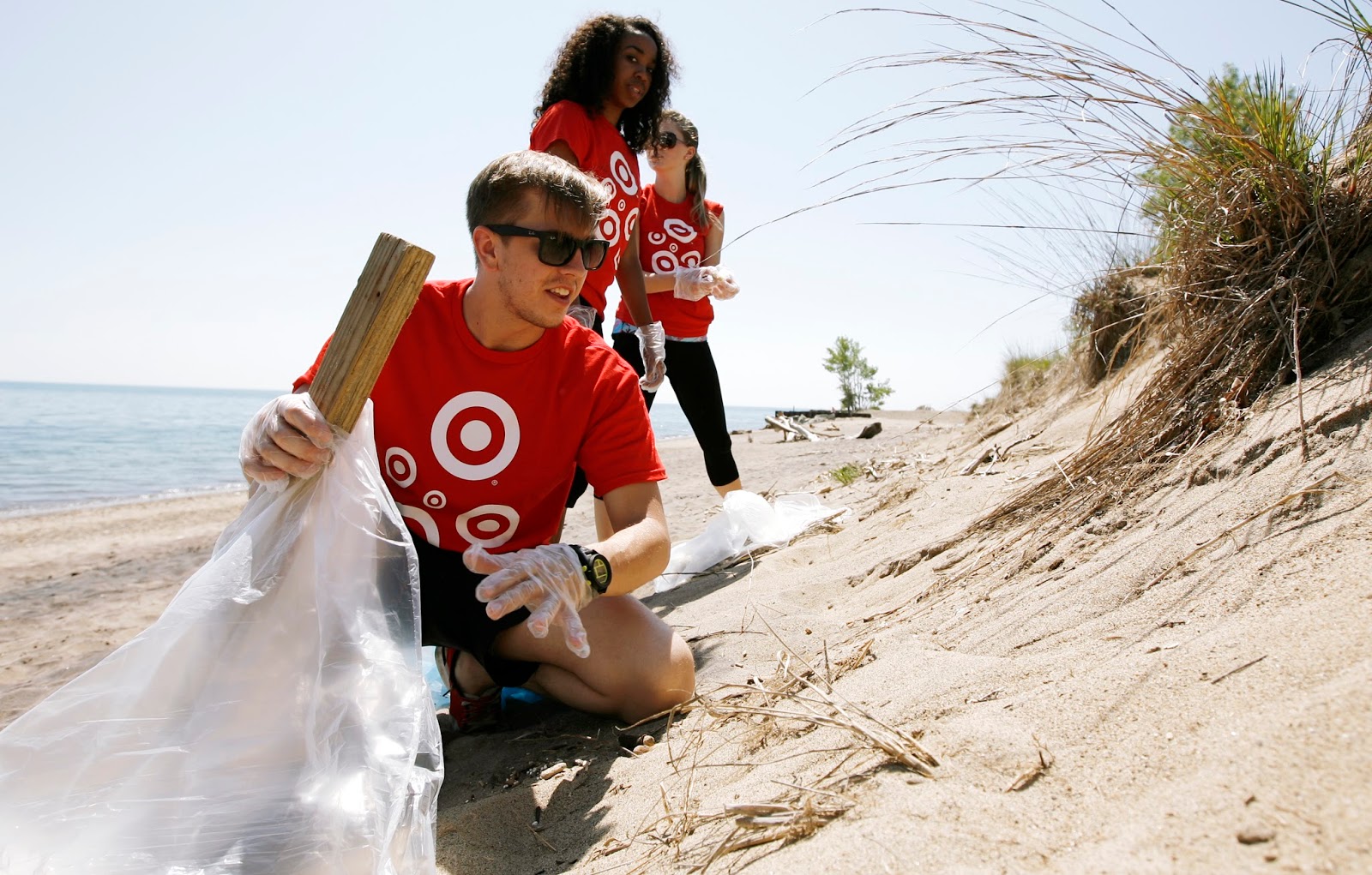 Mark Kodiak Ukena Shedd Aquarium and Volunteers Zion Beach CleanUp
