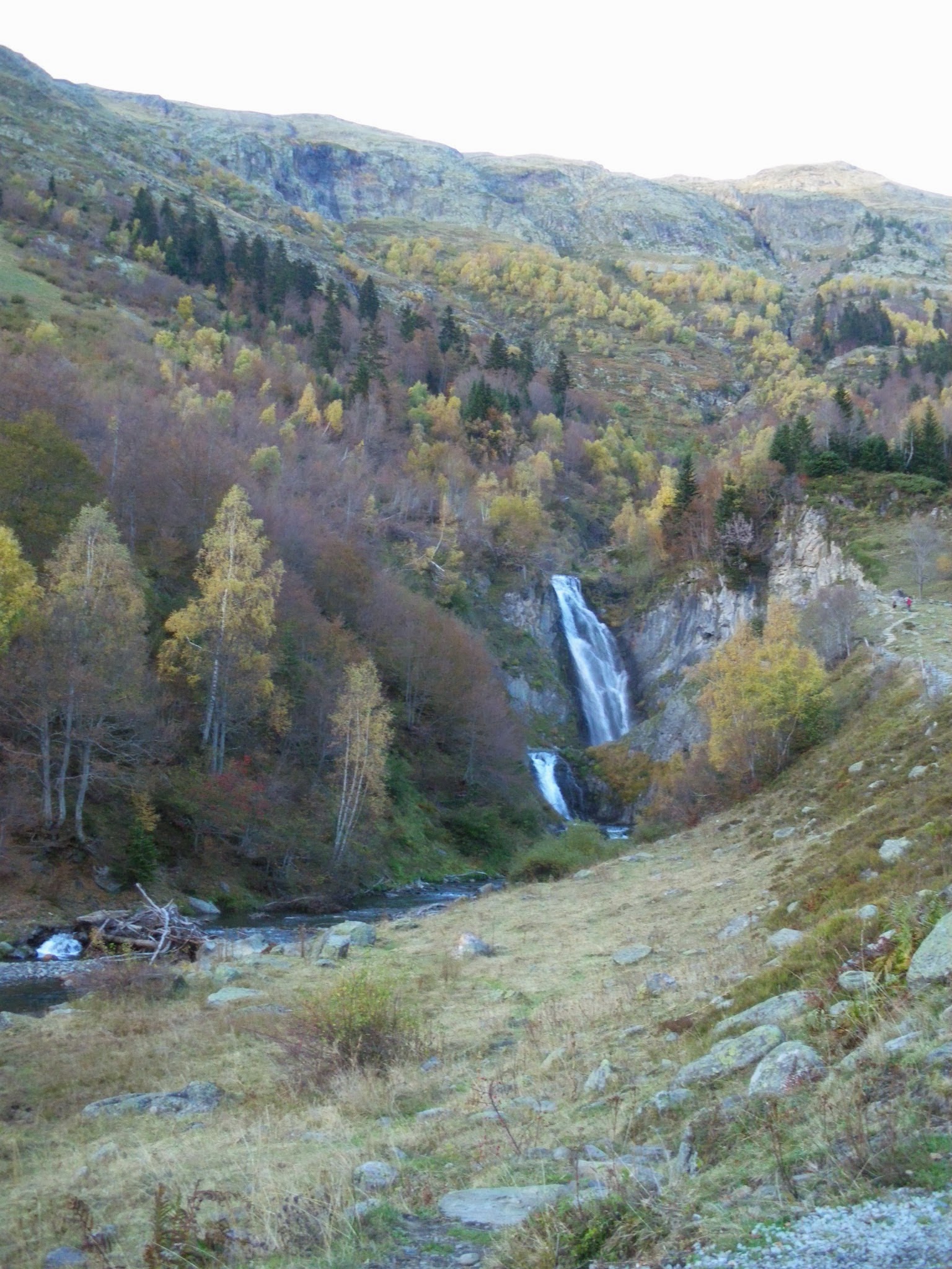 Saut deth Pish a la tardor Varrados Val d'Aran Pirineu de Lleida