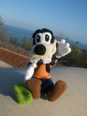 goofy realizado a crochet en posición sentado saludando