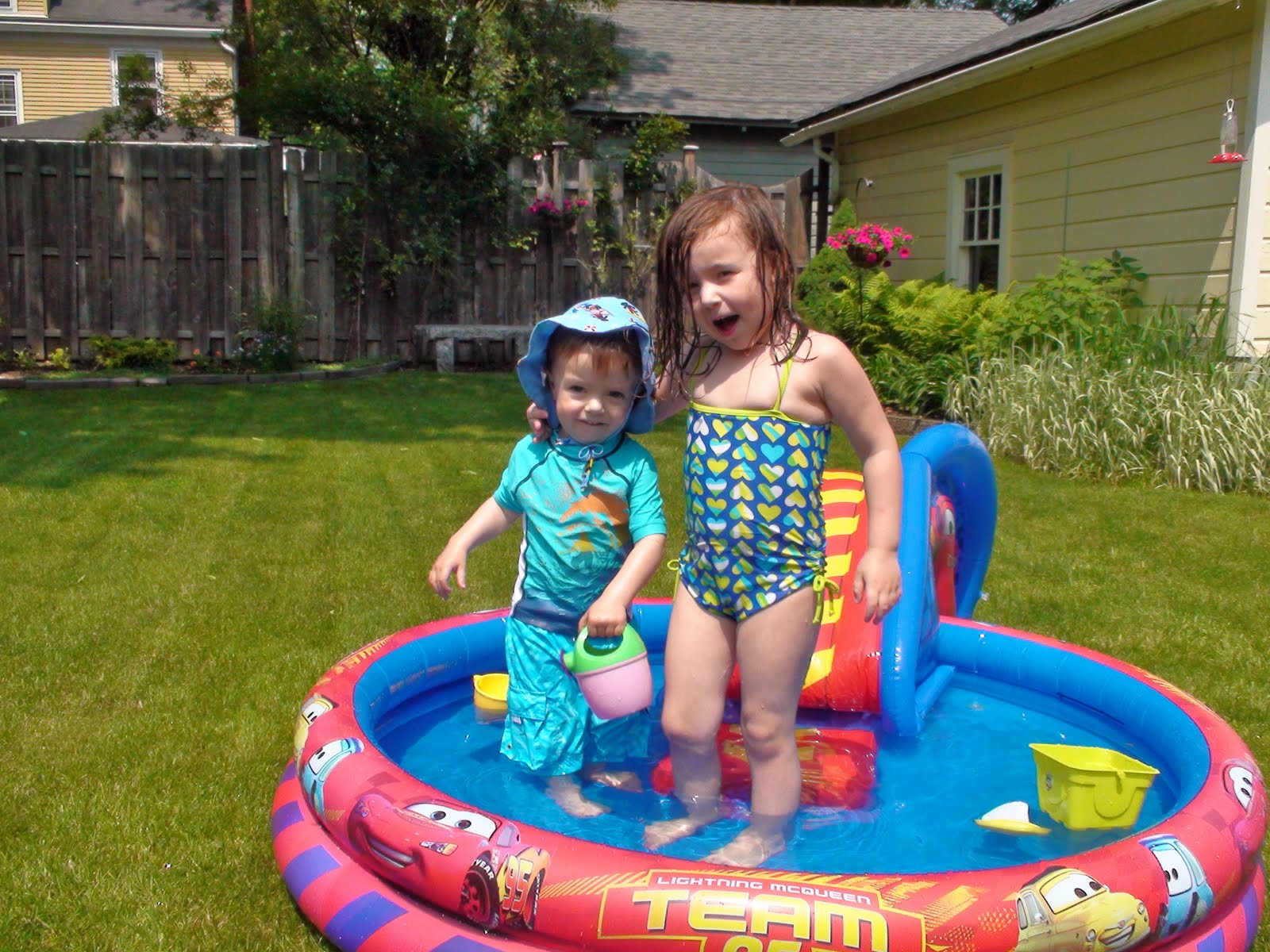 Julia and Henry's Family Blog: Cool pool party