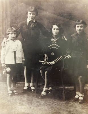 ברכה, חנה, הניה וחיה קלינקובשטיין, ז'יכלין, פולין, תחילת שנות השלושים. 
