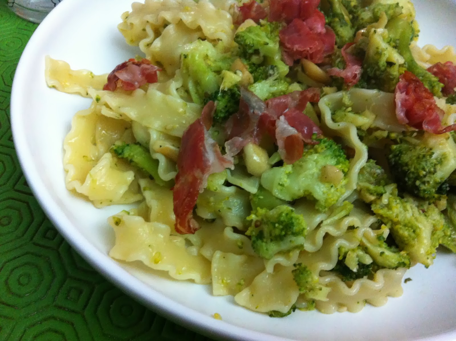 pasta con broccoli, anacardi e pancetta croccante