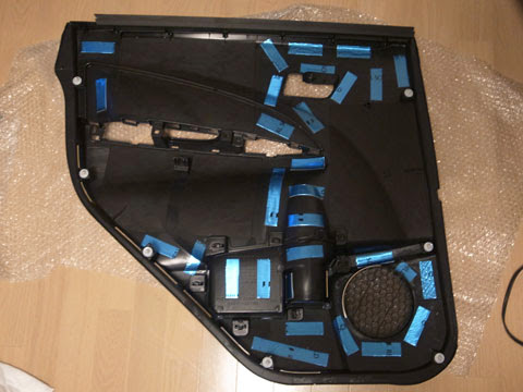 オトナシートが貼りやすい位置はオトナシートで!
それ以外の部分をレアルシルトで処理しました。
ドアポケット部分は非常に薄い部分が有りペコペコいうところもありました。 ムーヴカスタムla100s後期ドア内張デッドニング。内張はオトナシートが1枚まるまる貼れる位置はオトナシートで施工し、それ以外の場所はレアルシルトで制振処理