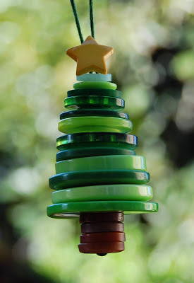Figuras de navidad con botones en Recicla Inventa