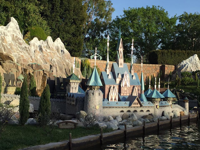 parc Disneyland Anaheim attraction Storybook Land Canal Boats