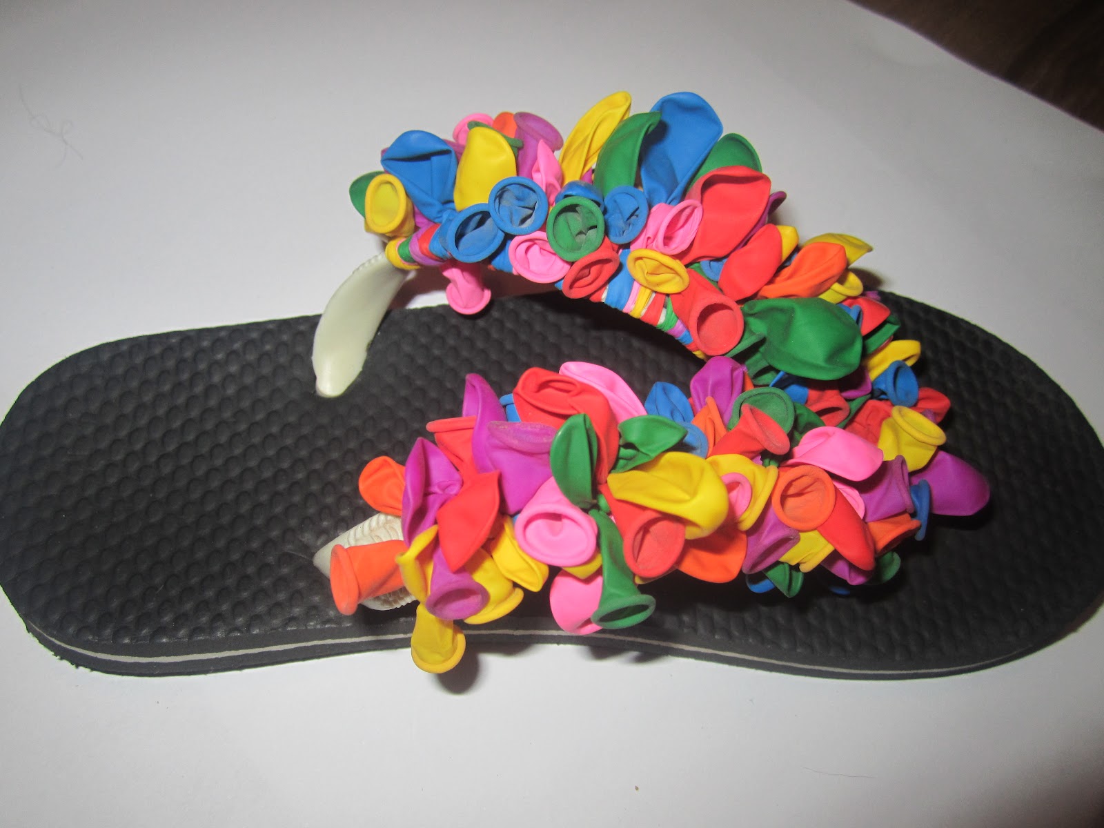 de la crisis: Decora tus chanclas con globos