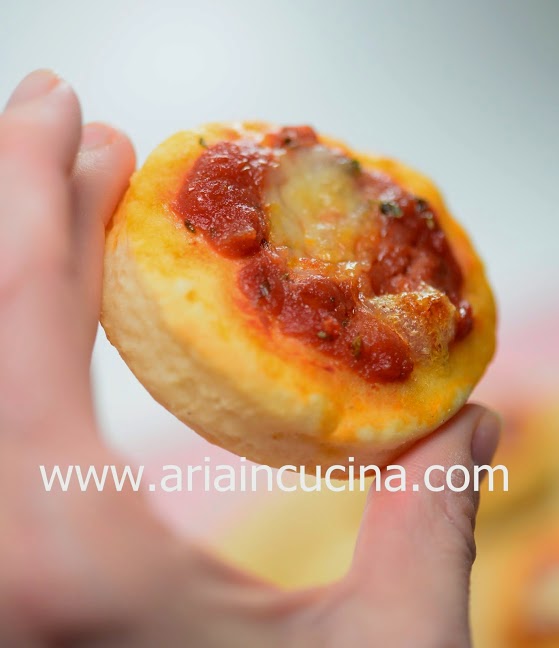 Blog di cucina di Aria: Pizzette velocissime con yogurt greco e farina