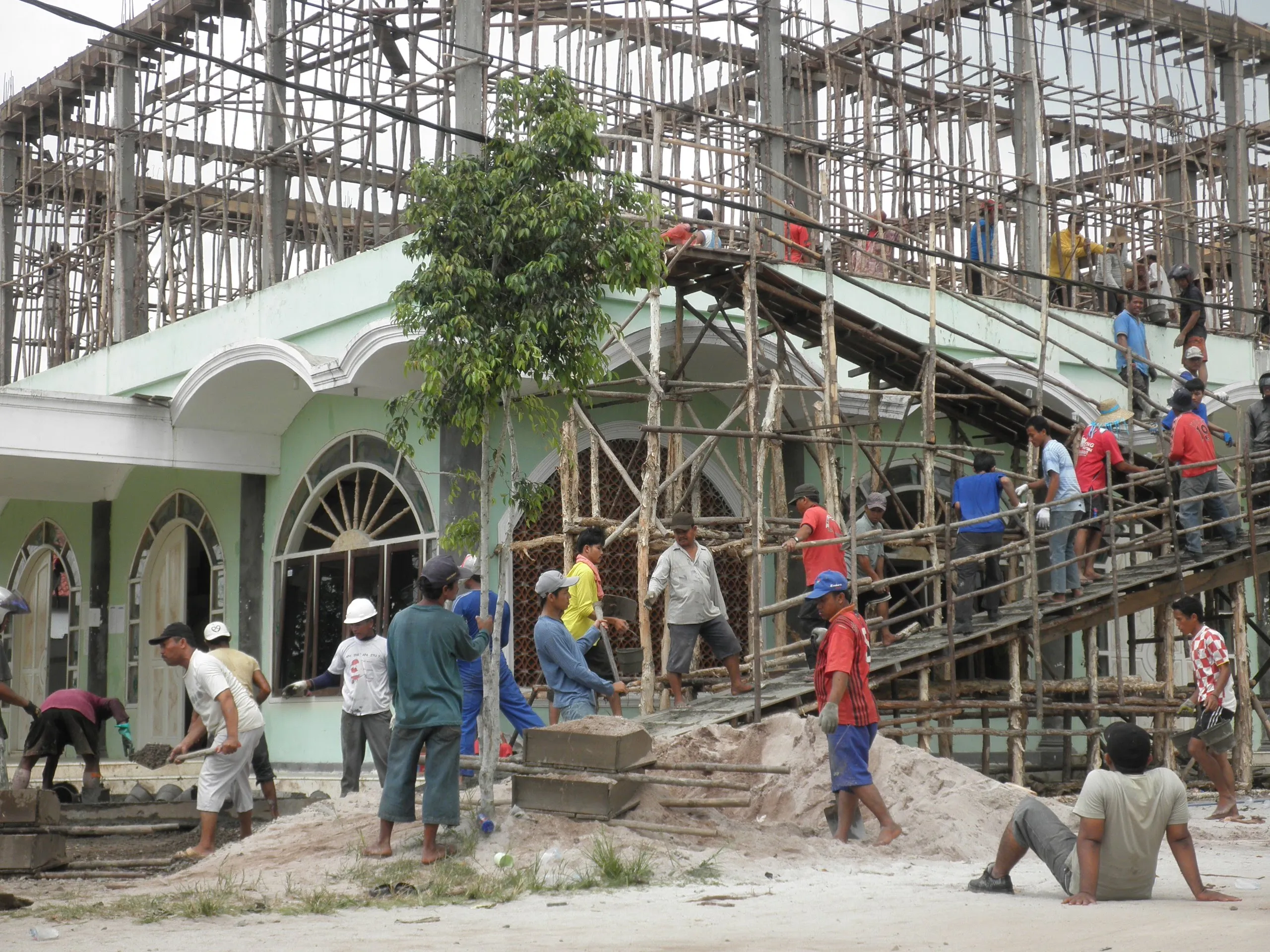 Gotong Royong Membangun Masjid