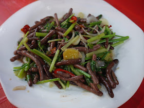 a dish of worms — 土強 (tuqiang) — at a restaurant in Xiapu, Fujian