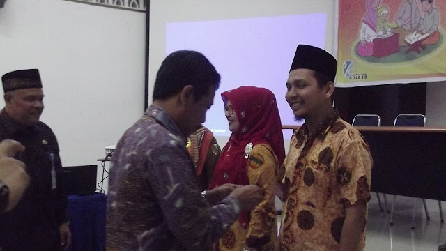 Penyematan Pin gerakan literasi PAI kepada perwakilan guru Agama Islam Se kota Pekanbaru