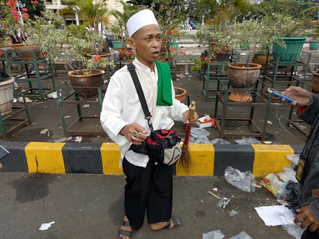 Kebersihan sebagian dari Iman, Peserta Aski 212 ini Lebih Memilih Bersih-Bersih Masjid Istiqlal